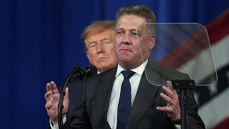 Donald Trump lud Döllner auf die Bühne ein - viele Menschen sehen es kritisch, dass er annahm. (Archivbild) Donald Trump lud Döllner auf die Bühne ein - viele Menschen sehen es kritisch, dass er annahm. (Archivbild)