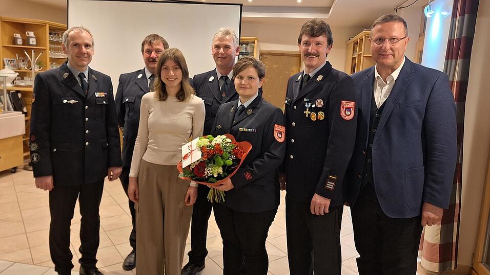 Emma Schwägerl übernimmt das Amt der Kassenwartin von Anja Menacher, der mit Blumen gedankt wurde. Emma Schwägerl übernimmt das Amt der Kassenwartin von Anja Menacher, der mit Blumen gedankt wurde.