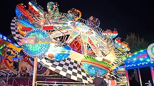 Der Flipper ist die Attraktion der Herbstschau 2025 und strahlt auch bei Nacht wunderschön.