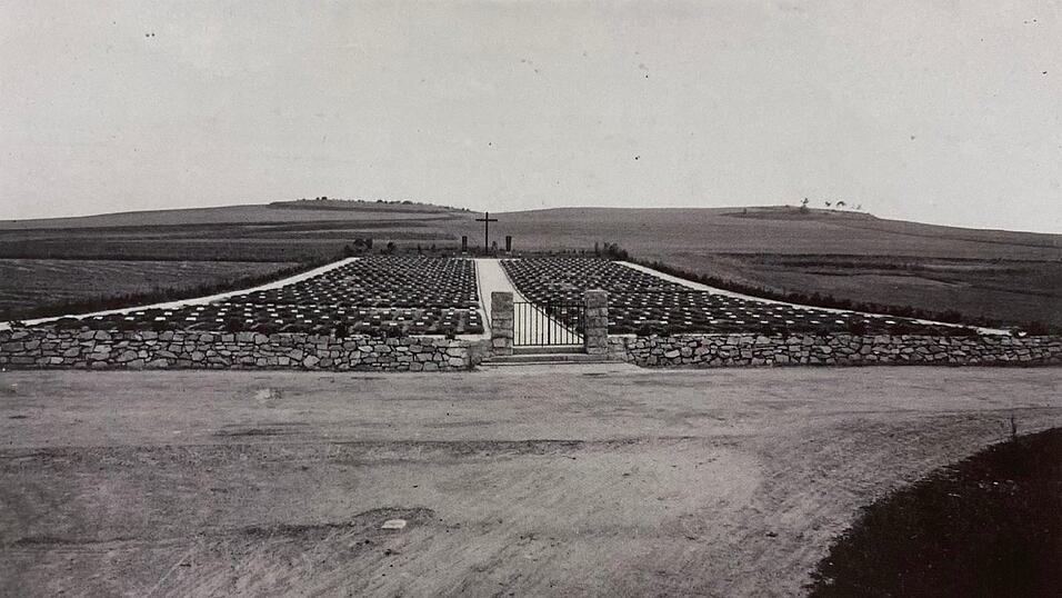 Die Todesmarsch-Opfer waren bis 1957 in diesem Friedhof in Wetterfeld begraben. Die Todesmarsch-Opfer waren bis 1957 in diesem Friedhof in Wetterfeld begraben.