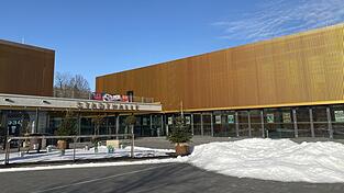 Der Vorplatz der Stadthalle verwandelt sich im Sommer wieder in einen Strand.