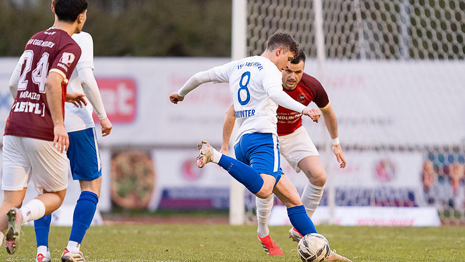 Gegen Bad Abbach kann Bogens Noah Winter (in Wei&szlig;-Blau) nicht seine Schl&uuml;sselrolle unter Beweis stellen. Auch deshalb l&auml;sst der TSV im Heimspiel zwei Z&auml;hler liegen.