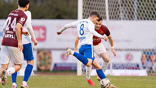 Gegen Bad Abbach kann Bogens Noah Winter (in Wei&szlig;-Blau) nicht seine Schl&uuml;sselrolle unter Beweis stellen. Auch deshalb l&auml;sst der TSV im Heimspiel zwei Z&auml;hler liegen.