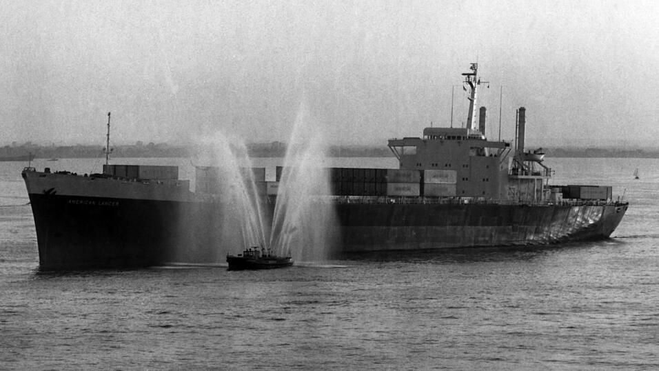 Ein Feuerl&ouml;schboot begr&uuml;&szlig;t 1968 die &laquo;American Lancer&raquo;, das erste Vollcontainerschiff in Hamburg. (Archivbild)