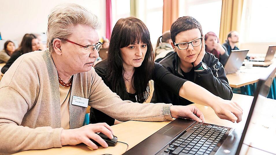 Senioren bei einem Computerkurs. Vor allem Rentner w&uuml;rde die Gesetzes&auml;nderung hart treffen.