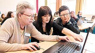Senioren bei einem Computerkurs. Vor allem Rentner würde die Gesetzesänderung hart treffen.