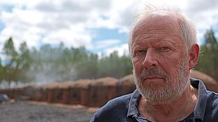 Klemens Stadler (Axel Milberg) ist im ARD-Thriller „Verschollen“ auf der Suche nach seinem Sohn Jan und hat im brasilianischen Cerrado-Gebiet ein verborgenes angebliches Klima-Projekt gefunden.