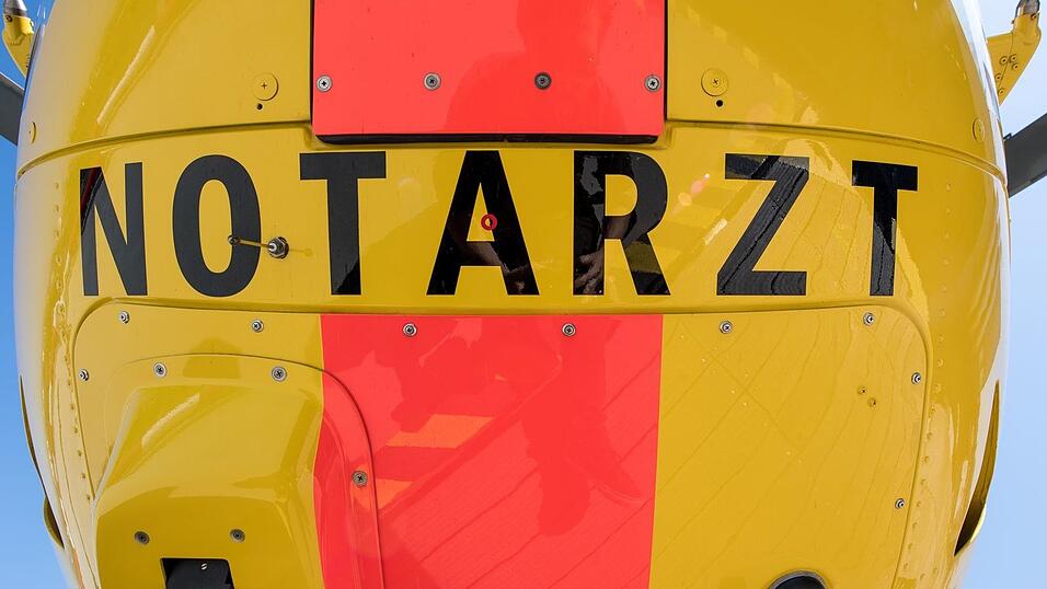 Ein Notarzt aus dem alarmierten Rettungshubschrauber kann nur noch den Tod des Mannes feststellen. (Symbolbild)