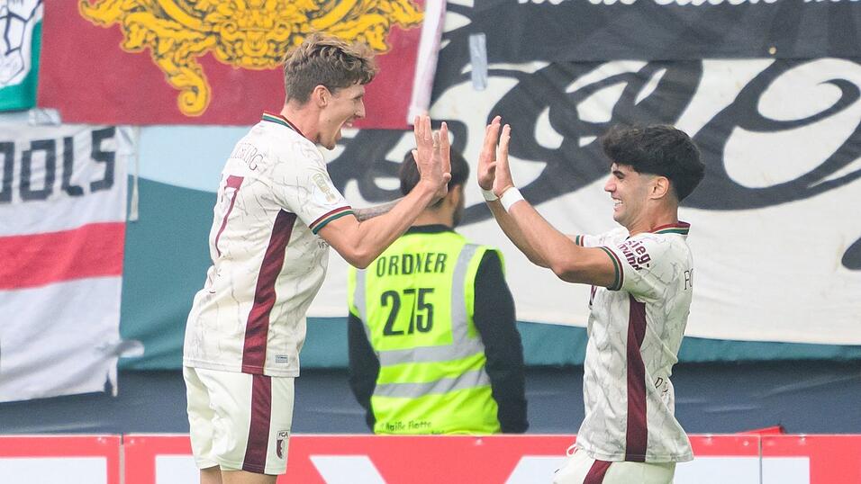 Erst nach Jakics Tor war für Augsburg in Cottbus der Sieg perfekt. Erst nach Jakics Tor war für Augsburg in Cottbus der Sieg perfekt.