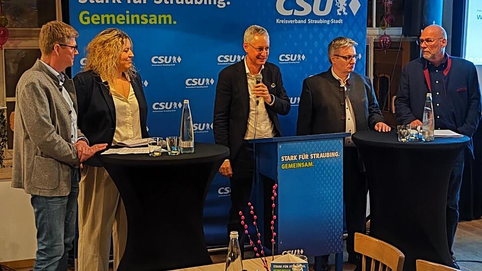 Diskutierten über Wohnungsbau (v.l.): Hermann Vilsmeier, Martina Fischer, Moderator Markus Pannermayr, Josef Zellmeier und Martin Wackerbauer. Diskutierten über Wohnungsbau (v.l.): Hermann Vilsmeier, Martina Fischer, Moderator Markus Pannermayr, Josef Zellmeier und Martin Wackerbauer.