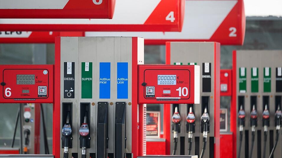 Die Spritpreise haben erneut kräftig angezogen. Insbesondere bei Diesel. (Archivbild) Die Spritpreise haben erneut kräftig angezogen. Insbesondere bei Diesel. (Archivbild)