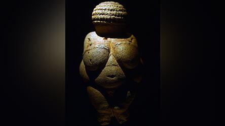 Die rund 29.000 Jahre alte, einst tiefrot bemalte &bdquo;Venus von Willendorf&ldquo; zum Thema Magie und Rolle der Farben.