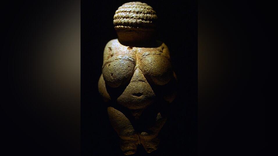 Die rund 29.000 Jahre alte, einst tiefrot bemalte „Venus von Willendorf“ zum Thema Magie und Rolle der Farben. Die rund 29.000 Jahre alte, einst tiefrot bemalte „Venus von Willendorf“ zum Thema Magie und Rolle der Farben.