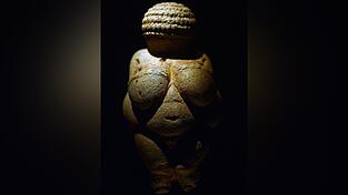 Die rund 29.000 Jahre alte, einst tiefrot bemalte „Venus von Willendorf“ zum Thema Magie und Rolle der Farben. Die rund 29.000 Jahre alte, einst tiefrot bemalte „Venus von Willendorf“ zum Thema Magie und Rolle der Farben.