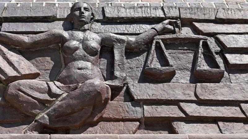Blick auf die Justitia über dem Eingang eines Gerichts. Blick auf die Justitia über dem Eingang eines Gerichts.