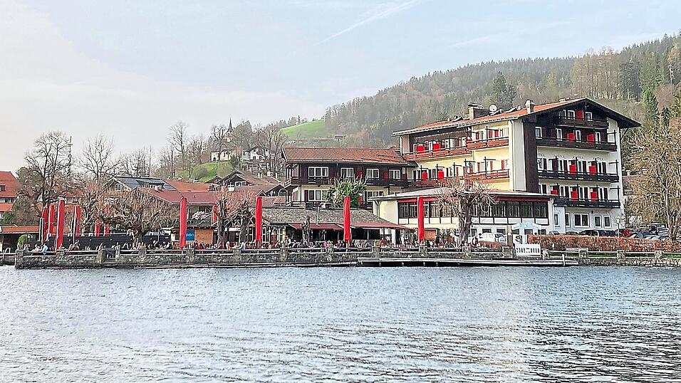Blick auf das Hotel Schlierseer Hof - in einem Bürgerentscheid haben sich die Menschen gegen einen Neubau entschieden. Blick auf das Hotel Schlierseer Hof - in einem Bürgerentscheid haben sich die Menschen gegen einen Neubau entschieden.