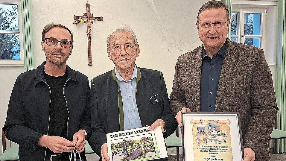 Egid Hofmann wurde durch Pfarrer Augustinus und B&uuml;rgermeister M&uuml;ller (r.) zum Ehrenmitglied des Kuratoriums ernannt.