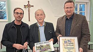 Egid Hofmann wurde durch Pfarrer Augustinus und B&uuml;rgermeister M&uuml;ller (r.) zum Ehrenmitglied des Kuratoriums ernannt.