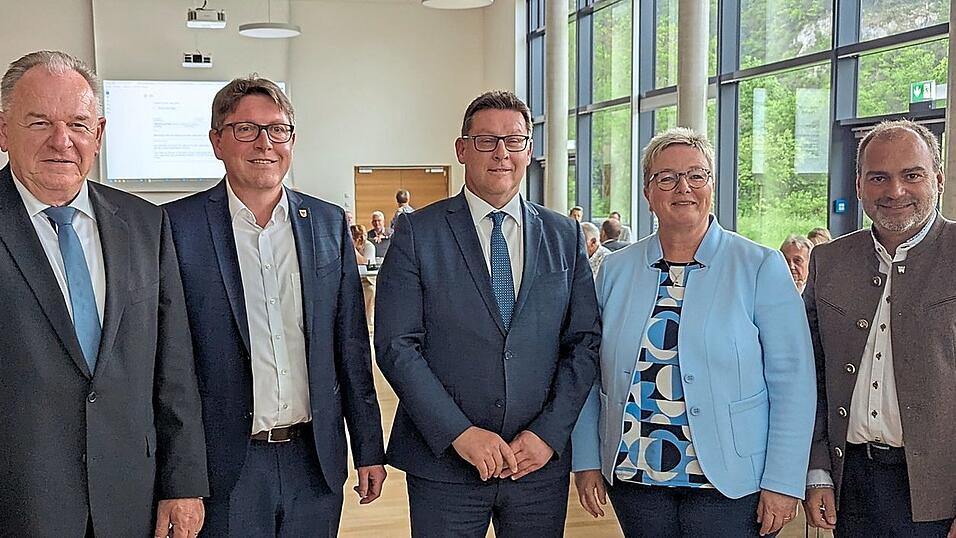 Landrat Christian Nerb von den Freien Wählern (links) mit seinem künftigen Stellvertreterquartett (v. l.): Manfred Jackermeier (CSU), Helmut Fichtner (Freie Wähler), Birgit Steinsdorfer (CSU) und Stephan Schwaiger (SPD). Landrat Christian Nerb von den Freien Wählern (links) mit seinem künftigen Stellvertreterquartett (v. l.): Manfred Jackermeier (CSU), Helmut Fichtner (Freie Wähler), Birgit Steinsdorfer (CSU) und Stephan Schwaiger (SPD).