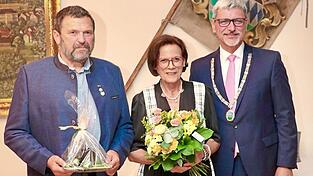 Ein halbes Jahrhundert ist es inzwischen her, dass Ute Hastreiter zusammen mit Max Schmatz als Ritterpaar auf der Drachenstichbühne stand. Ein halbes Jahrhundert ist es inzwischen her, dass Ute Hastreiter zusammen mit Max Schmatz als Ritterpaar auf der Drachenstichbühne stand.