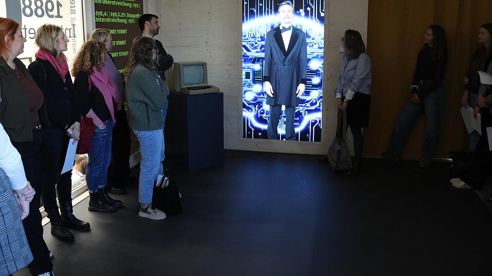 Im Anschluss an die Vorträge bekamen die Lehrkräfte eine Führung durch die Attenkofer Akademie, die die Geschichte des Verlags und die Bedeutung von Medien zeigt. 