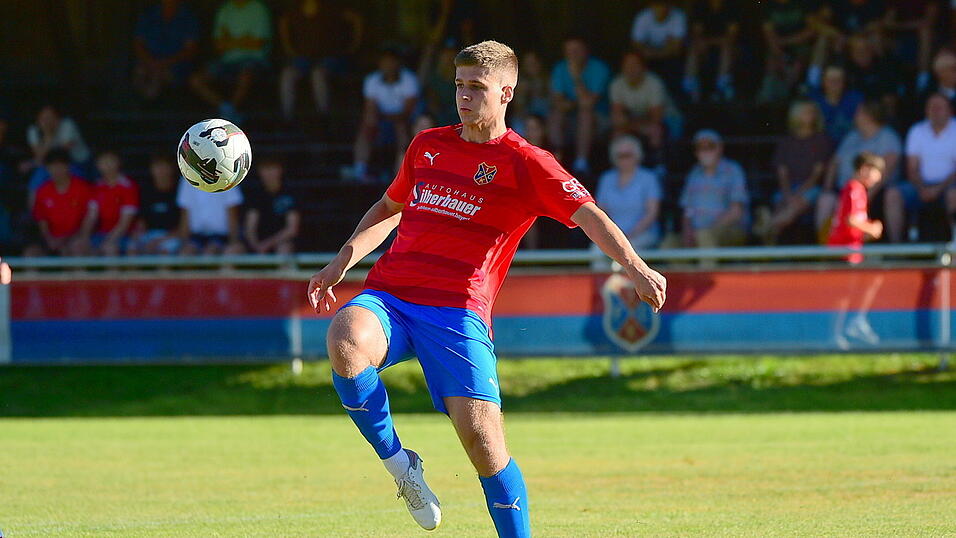 Bastian Irrgang sorgte mit seinem Tor zum 2:1 für den 1. FC Bad Kötzting bei Aufsteiger SV Türk Gücü Straubing für die Wende. Bastian Irrgang sorgte mit seinem Tor zum 2:1 für den 1. FC Bad Kötzting bei Aufsteiger SV Türk Gücü Straubing für die Wende.