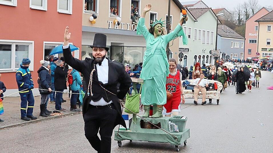 'Make Bogen great again amoi!' hieß es bei den Winklinger Faschingsfreunden, die mit etlichen amerikanischen Persönlichkeiten, Stars und Promis anreisten, darunter Abraham Lincoln, die Freiheitsstatue, gefolgt von Al Bundy. 'Make Bogen great again amoi!' hieß es bei den Winklinger Faschingsfreunden, die mit etlichen amerikanischen Persönlichkeiten, Stars und Promis anreisten, darunter Abraham Lincoln, die Freiheitsstatue, gefolgt von Al Bundy.