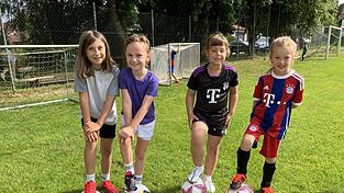 Ina, Clara, Lea und Josephine sind begeisterte Kickerinnen. Sie spielen bei der SG Mitterfels-Haselbach. Ina, Clara, Lea und Josephine sind begeisterte Kickerinnen. Sie spielen bei der SG Mitterfels-Haselbach.