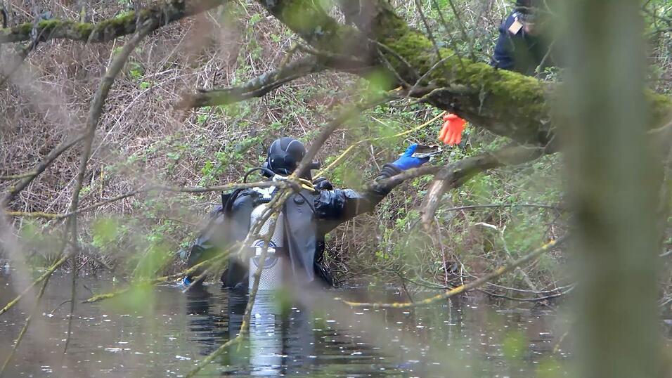 Kurz nach dem Fund der Leiche der Mutter des Babys im März 2024 wurde auch die Leiche der Großmutter in einem Teich in der Nähe von Karlsruhe entdeckt. (Archivbild)