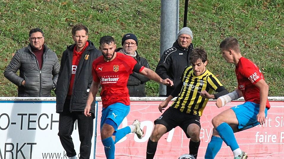 Trainer Christian Ranzinger (2. v.l.) verfolgt das erste Spiel seiner neuen Mannschaft (in Rot), die nach 0:2-Rückstand Moral bewies. Trainer Christian Ranzinger (2. v.l.) verfolgt das erste Spiel seiner neuen Mannschaft (in Rot), die nach 0:2-Rückstand Moral bewies.