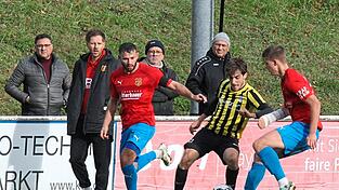 Trainer Christian Ranzinger (2. v.l.) verfolgt das erste Spiel seiner neuen Mannschaft (in Rot), die nach 0:2-Rückstand Moral bewies. Trainer Christian Ranzinger (2. v.l.) verfolgt das erste Spiel seiner neuen Mannschaft (in Rot), die nach 0:2-Rückstand Moral bewies.