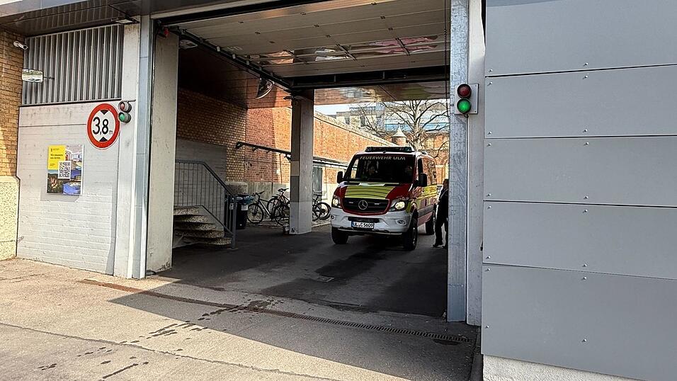 Feuerwehrleute l&ouml;schten den Brand in der Werkstatt.