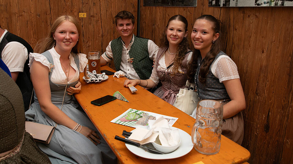 Echte Blasmusikfans lie&szlig;en sich den Montagabend im Festzelt Weckmann nicht entgehen.