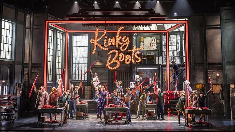 «Kinky Boots» erzählt die Geschichte von Charlie Price, der die angeschlagene Schuhfabrik seines toten Vaters erbt. «Kinky Boots» erzählt die Geschichte von Charlie Price, der die angeschlagene Schuhfabrik seines toten Vaters erbt.