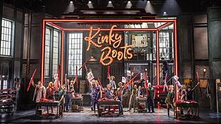 «Kinky Boots» erzählt die Geschichte von Charlie Price, der die angeschlagene Schuhfabrik seines toten Vaters erbt. «Kinky Boots» erzählt die Geschichte von Charlie Price, der die angeschlagene Schuhfabrik seines toten Vaters erbt.