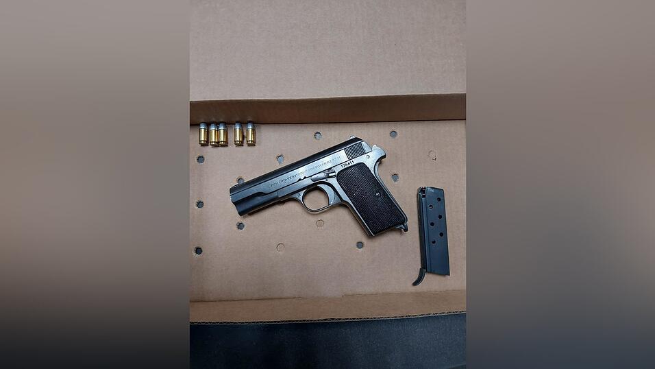 Der Mann hatte die Schusswaffe samt Munition dabei. Der Mann hatte die Schusswaffe samt Munition dabei.