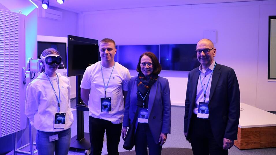 Theresa Dummer, Johannes Strobl, Gertrud Maltz-Schwarzfischer und Michael Quast nach der Demonstration des Widerstandsschnellschalters.