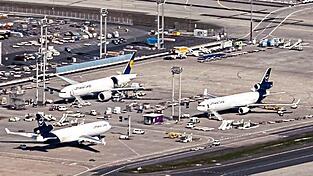 In der Corona-Krise heben weniger Flugzeuge ab, der Ausstoß an Treibhausgasen sinkt. In der Corona-Krise heben weniger Flugzeuge ab, der Ausstoß an Treibhausgasen sinkt.