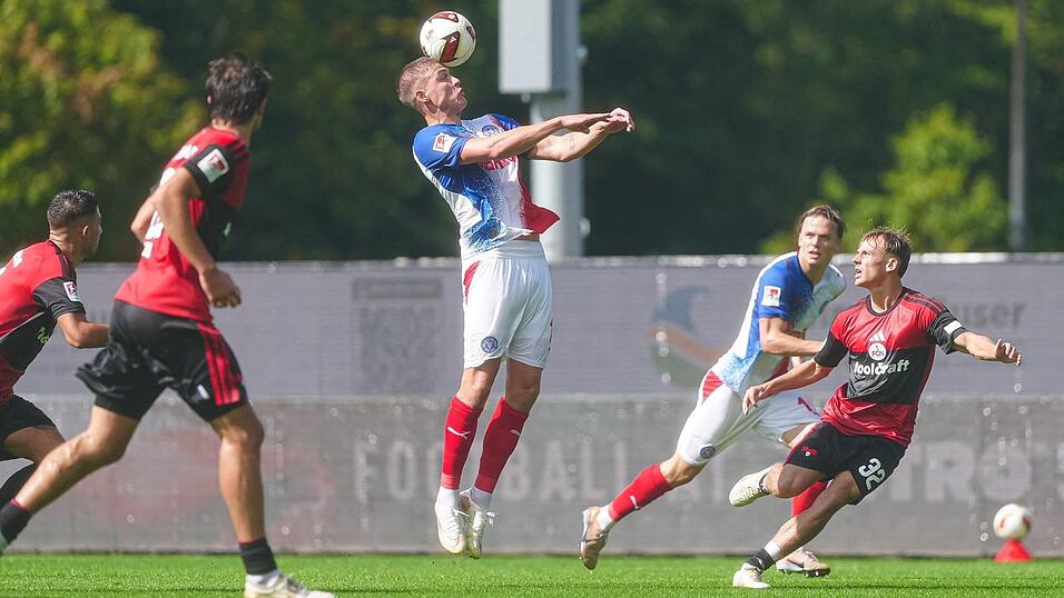 Kiels Phil Harres beim Kopfball. Später traf der Angreifer für Holstein zum 1:1. Kiels Phil Harres beim Kopfball. Später traf der Angreifer für Holstein zum 1:1.