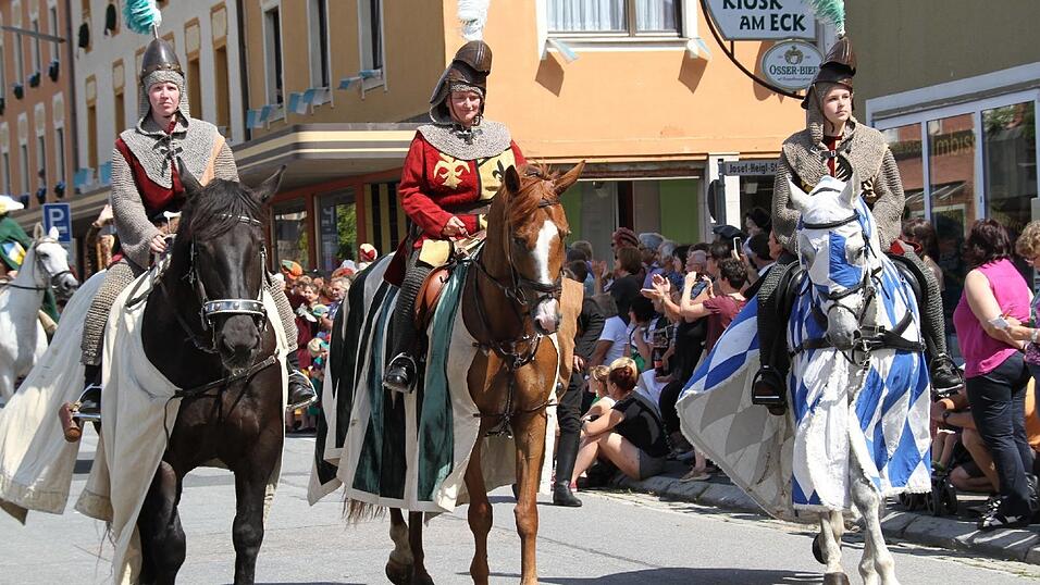 Die schönsten Augenblicke des historischen Drachenstich-Festzuges 2016. Die schönsten Augenblicke des historischen Drachenstich-Festzuges 2016.