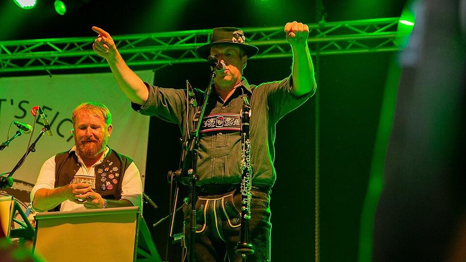 Am Dienstag spielte der Menzl im Festzelt Weckmann auf. Diese Blasmusikfreunde waren mit dabei.