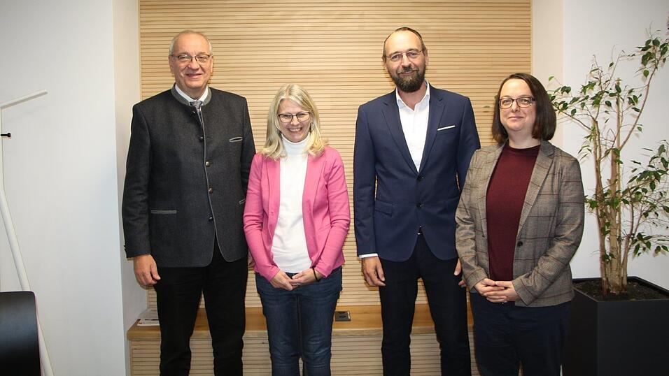Landrat Franz L&ouml;ffler (links) und Bettina Breu (rechts), zust&auml;ndig f&uuml;r Kommunales, Jugend und Familie am Landratsamt, stellen Bettina Windhager und Andreas Schmid als Team f&uuml;r die Leitung des Amts f&uuml;r Jugend und Familie vor.