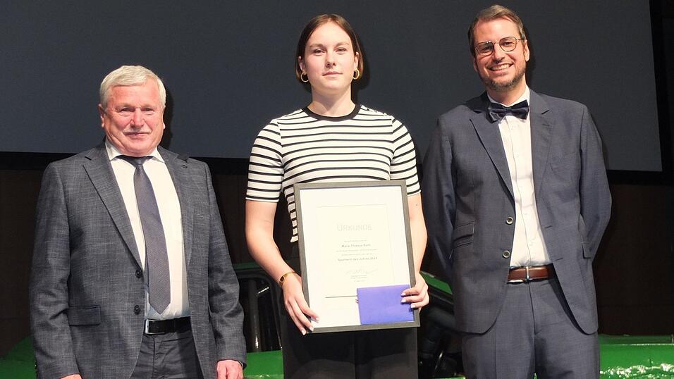 Die Sportlerin des Jahres, Marie-Therese Bartl hofft auf eine Olympiateilnahme. Zu ihren bisherigen Erfolgen gratulierten B&uuml;rgermeister Matthias Kohlmaier (r.) und dritter B&uuml;rgermeister Xaver Hagn.