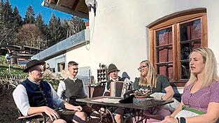 In ihrem Musikvideo erzählen die Geschwister Gruber und Engelmeier sowie Max Knott, was Dialekt für sie bedeutet. Die Jury des „Dialektpreises Bayern“ war beeindruckt und vergab dafür den ersten Preis. In ihrem Musikvideo erzählen die Geschwister Gruber und Engelmeier sowie Max Knott, was Dialekt für sie bedeutet. Die Jury des „Dialektpreises Bayern“ war beeindruckt und vergab dafür den ersten Preis.