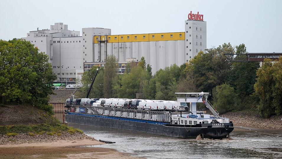 Viel Schiff, wenig Wasser: Dieses Frachtschiff hat sich in einem Teil des Düsseldorfer Hafens festgefahren. Viel Schiff, wenig Wasser: Dieses Frachtschiff hat sich in einem Teil des Düsseldorfer Hafens festgefahren.