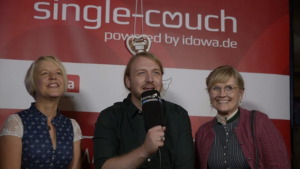 Auch 2019 ist die Single-Couch auf dem Gäubodenvolksfest beliebt. Auch 2019 ist die Single-Couch auf dem Gäubodenvolksfest beliebt.