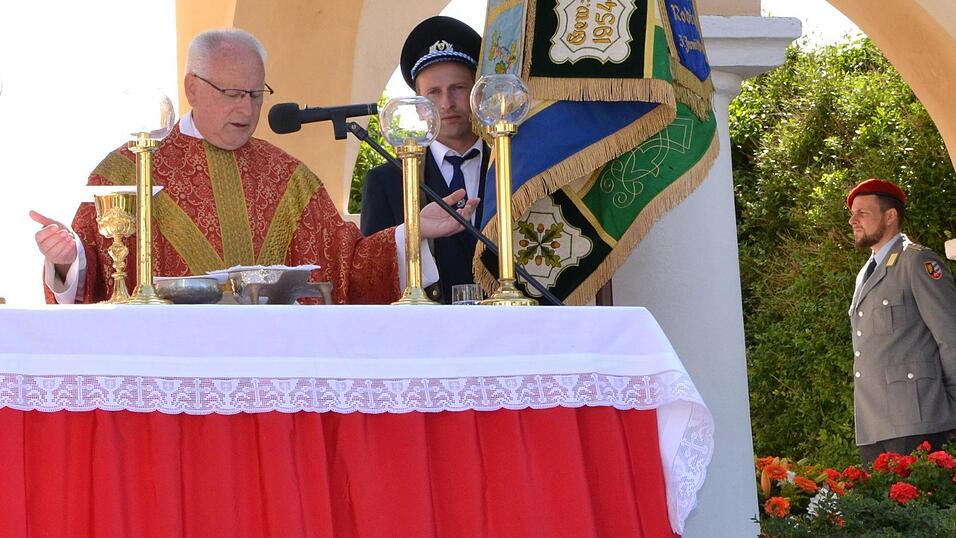 Kazimierz Pajor ist seit 14 Jahren Pfarrer in Sankt Josef. Das hat nun einen großen Vorteil: Er kennt die Menschen und die Aufgaben genau. Dennoch bleibt eine Mehrbelastung für ihn durch den Weggang des Pfarrvikars. Kazimierz Pajor ist seit 14 Jahren Pfarrer in Sankt Josef. Das hat nun einen großen Vorteil: Er kennt die Menschen und die Aufgaben genau. Dennoch bleibt eine Mehrbelastung für ihn durch den Weggang des Pfarrvikars.