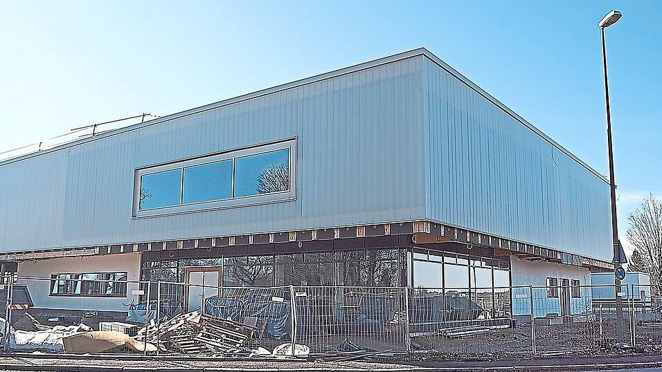 Die Au&szlig;enanlagen der Vilstalhalle in Vilsbiburg kosten wohl rund 1,36 Millionen Euro. Der Kostenvoranschlag lag bei 1,4 Millionen Euro.