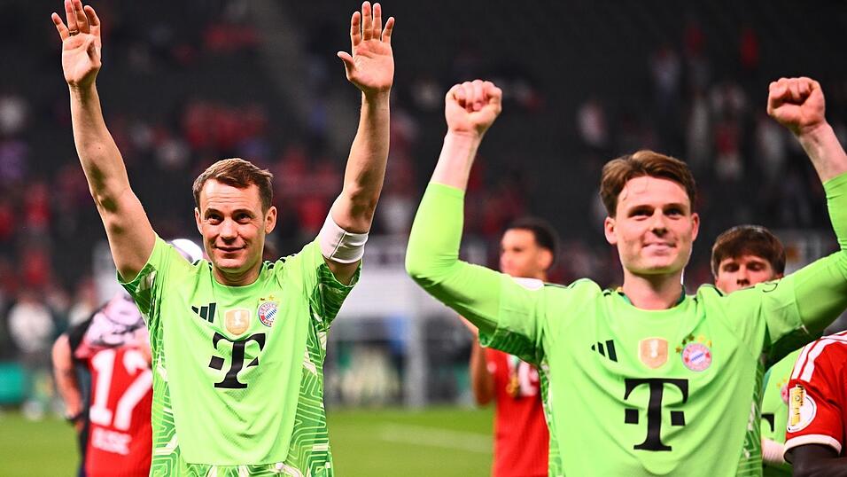 Manuel Neuer (l.) und Jonas Urbig (r.) feiern den Pokalsieg. Manuel Neuer (l.) und Jonas Urbig (r.) feiern den Pokalsieg.