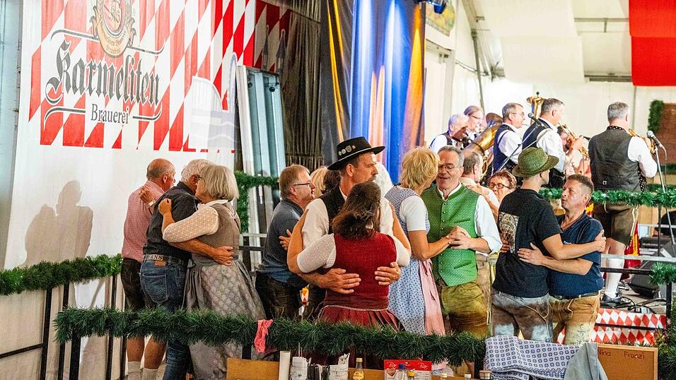 Die Partybilder vom Montag, 17. August, aus dem Festzelt Greindl. Die Partybilder vom Montag, 17. August, aus dem Festzelt Greindl.